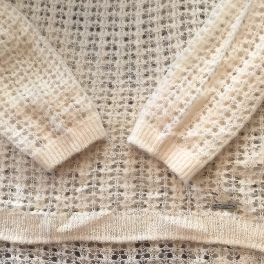 Abercrombie & Fitch Wool Open Weave V-neck Sweater in Ivory Cream Size Medium